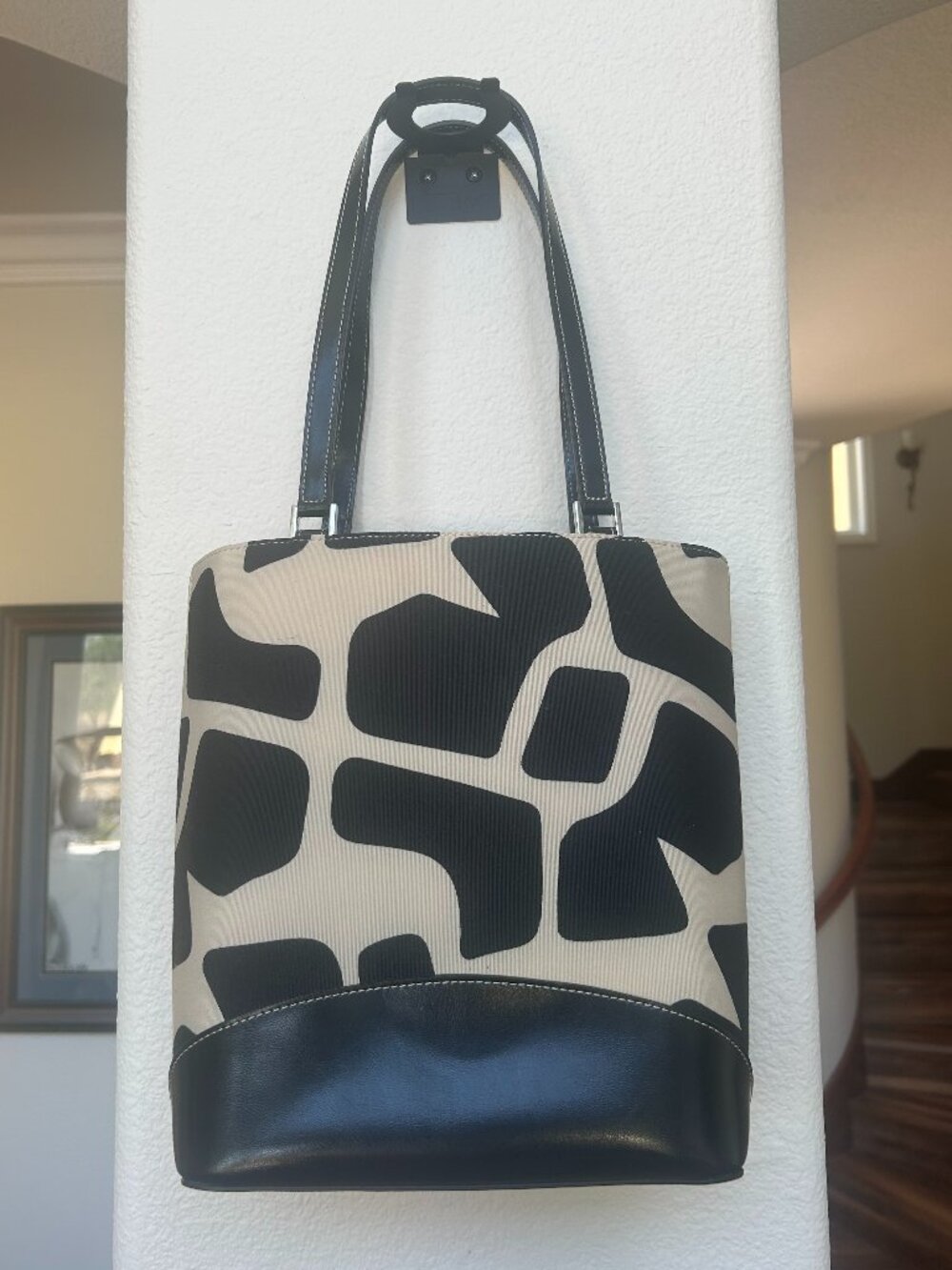 Giraffe print canvas shoulder bag.